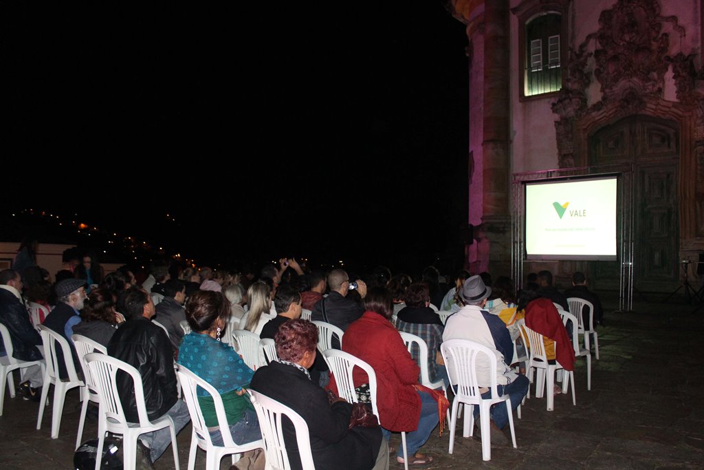 Participantes do Festival de Inverno de Ouro Preto e Mariana 2014 assistem ao vídeo institucional da Vale, durante a 4ª exibição da Mostra de Audiovisual de 2014, no adro da Igreja de São Francisco de Assis, no Centro, em Ouro Preto. Foto: Wesley Maurício