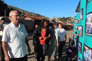 Participantes do evento de comemoração do 8º Aniversário do Trem observam a Exposição fotográfica do Programa de Educação Patrimonial Trem da Vale, no pátio da Estação Ferroviária de Ouro Preto. Foto: Marina Ibba