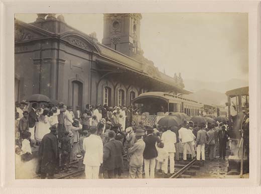Chegada do presidente Epitácio Pessoa e comitiva à Estação Central do Brasil, em Mariana. Data: 1922 Foto: Arquivo Público Mineiro